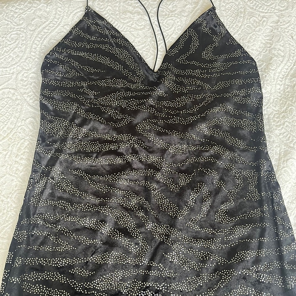 Black and silver dress. Elastic. It doesn’t fit me, it’s  new